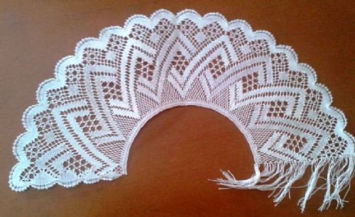 Bobbin lace for making a fan