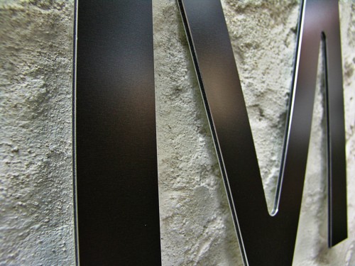 Detalle de letra recortada de aluminio composite